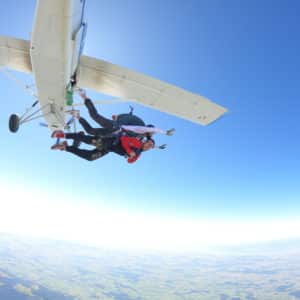 BON CADEAU – SAUT EN PARACHUTE TANDEM DEPUIS UN PC-6 sur GRUYERE ou COLOMBIER